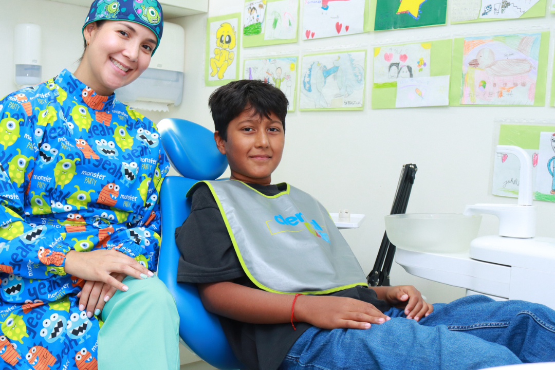 imagen dr lina cifuentes con paciente en clinica odontopediatrica