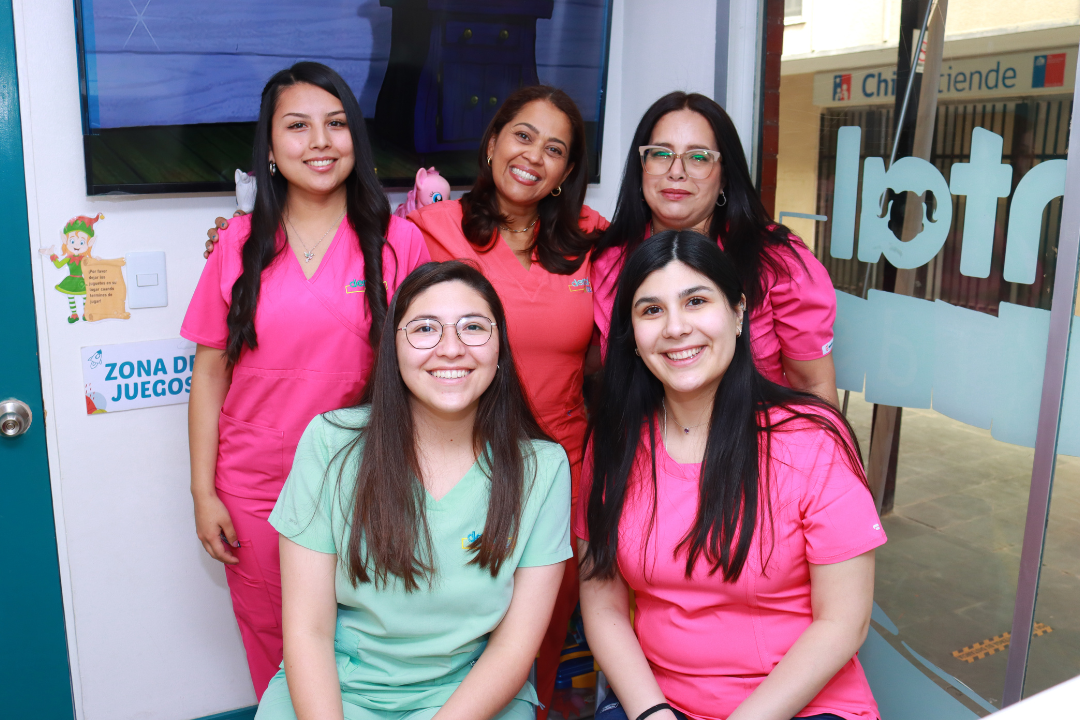 imagen dr lina cifuentes con equipo en clinica odontopediatrica