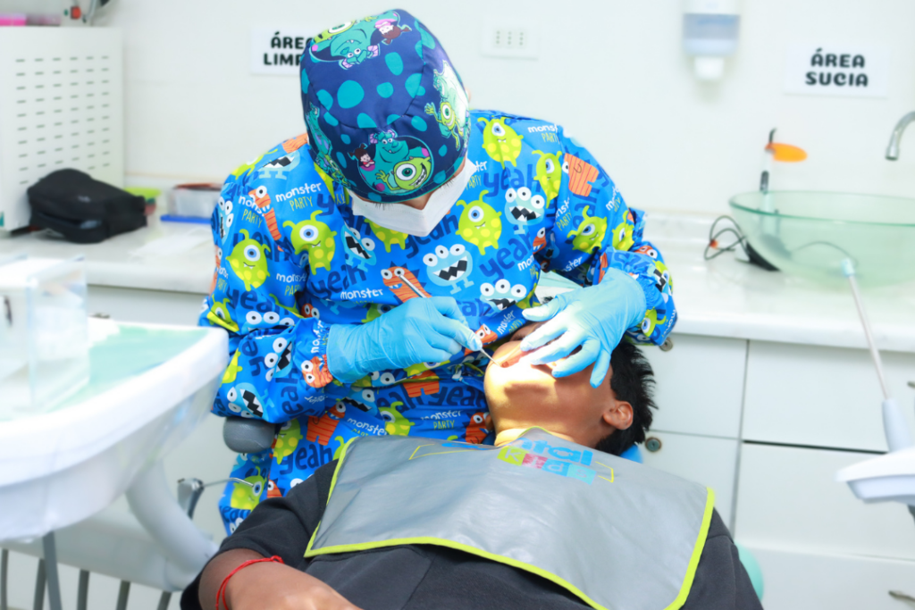 Atención dental adaptada para niños con necesidades especiales