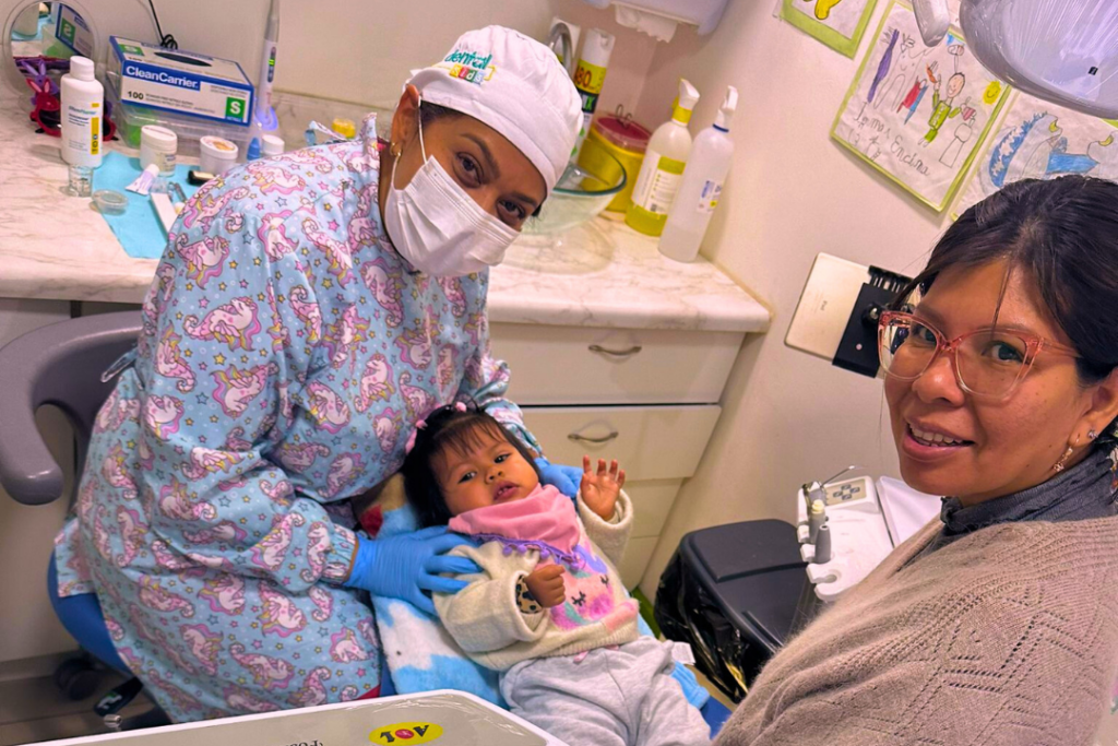 Atención de un bebé junto a su mamá en Dental Kids Colina